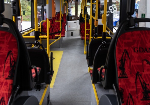 Tragiczny wypadek na Stogach. Pasażerka straciła nogę pod kołami autobusu. Policja szuka świadków