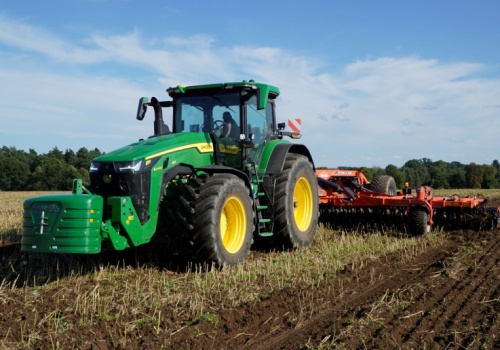 Ukraiński holding gotowy do siewów. Kupili 6 nowych ciągników John Deere serii 8R za jednym zamachem