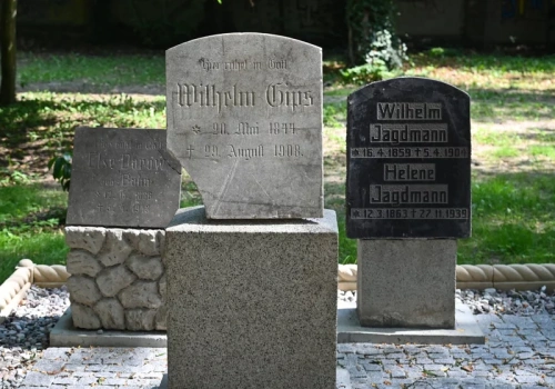 Zdewastowali miejsce pamięci w Szczecinie. Zniszczone nagrobki i złamany krzyż