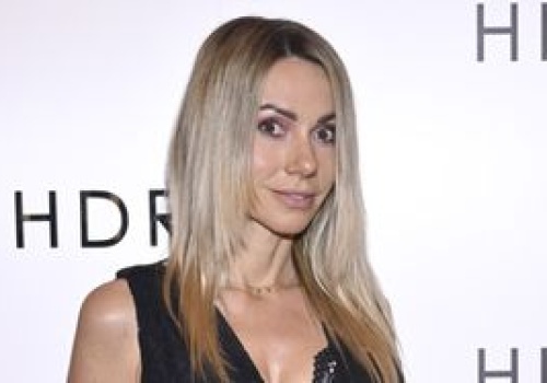 Opczowska cała w koronkach. Dół optycznie wydłuża nogi