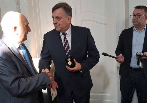 Burmistrz Człuchowa wyróżniony ukraińskim Medalem im. Yevhena Chykalenki