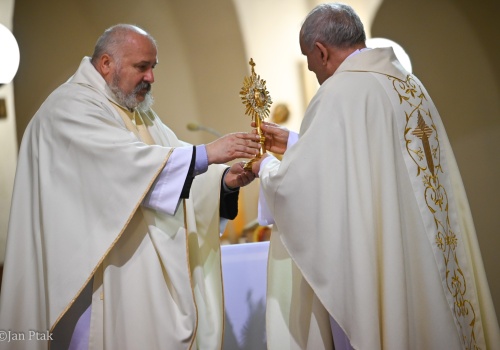 Mija pięć lat od poświęcenia kaplicy wieczystej adoracji przy kościele NSPJ. Wprowadzono relikwie św. Ojca Pio