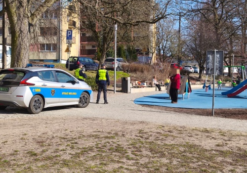 Straż Miejska na placu zabaw w centrum Goleniowa. Narozrabiał… 7-latek