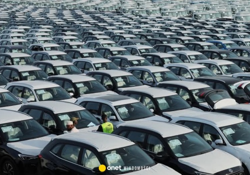 Tysiące samochodów utknęło w porcie. Miały trafić do Dubaju