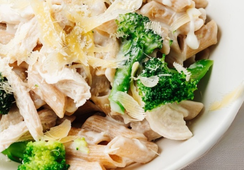 Pyszny makaron z brokułami i łososiem. Przepis Karoliny Stolarskiej-Bigos