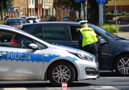 Przy polskich drogach stoi niewidzialny znak. Działa nawet, kiedy jesteś z prawej