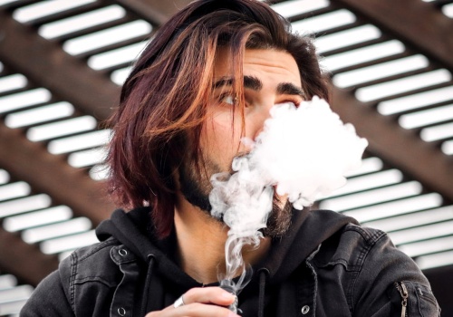 Nauczyciele palą w szkolnych piwnicach. Dyrektor udaje, że nie widzi