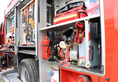 Nocny wypadek w Krakowie. Auto uderzyło w drzewo i stanęło w ogniu. Nie żyje jedna osoba