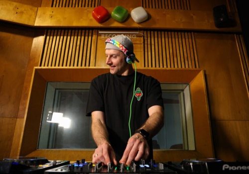 „Transmisja” Kamila Ginglasa w Radiu Łódź ma już rok. Urodzinowe wydanie dziś od godz. 22