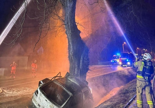 Tragiczny wypadek w Krakowie. Auto spłonęło po uderzeniu w drzewo, w środku zwęglone ciało
