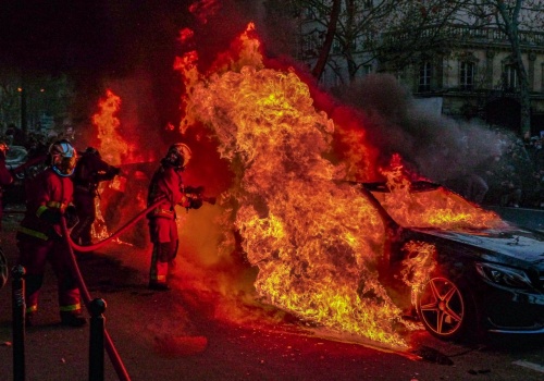 Senior jechał płonącym autem przez miasto. Szukał strażaków, a policja nie mogła uwierzyć