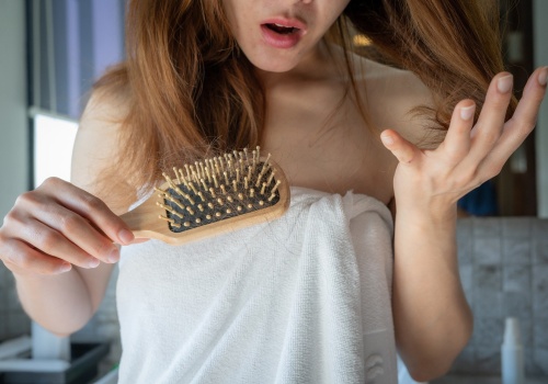 Wiosenne wypadanie włosów to normalność. Jeśli zadziałasz szybko, możesz je zatrzymać. Oto domowe sposoby na skutki przesilenia wiosennego