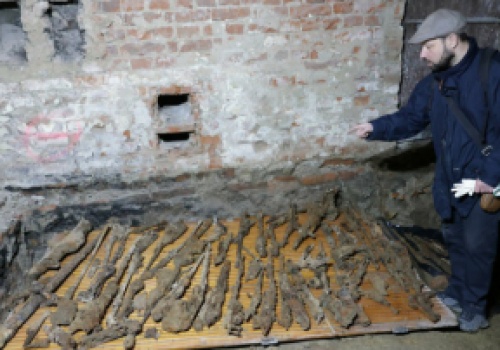 Arsenał z czasów obu wojen światowych odkryty w piwnicach kamienicy w Krośnie