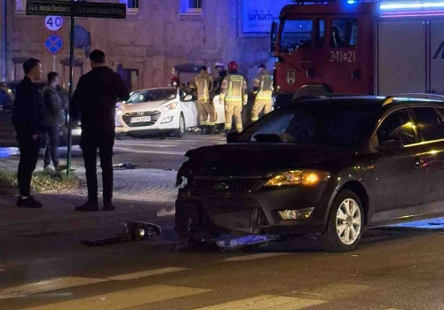 Zielona Góra. Zderzenie na skrzyżowaniu, jeden z samochodów uderzył w kamienicę (ZDJĘCIA CZYTELNIKA)