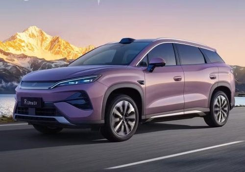 Paliwo jest drogie, więc BYD daje 1,5 roku ładowania ZA DARMO z BYD-em Song Ultra EV. Niestety: w Chinach…