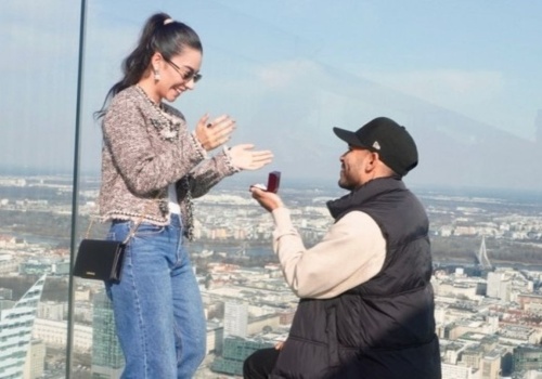 Byli 230 metrów nad ziemią. Nagle padł na kolano