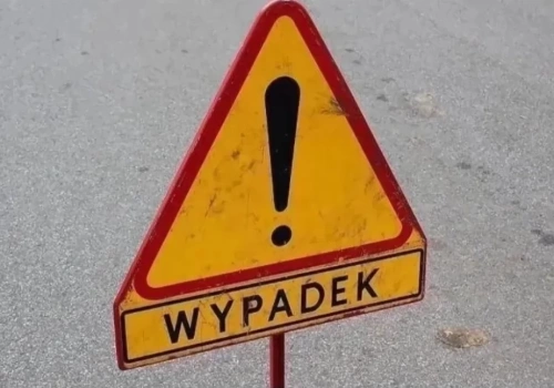 Groźne zdarzenie w Ciechanowie. Osobówka zderzyła się z ciągnikiem rolniczym