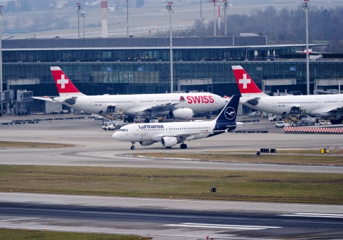 Europejska linia oferuje 70 tys. zł za odejście z pracy. W tle uziemione samoloty i setki odwołanych lotów