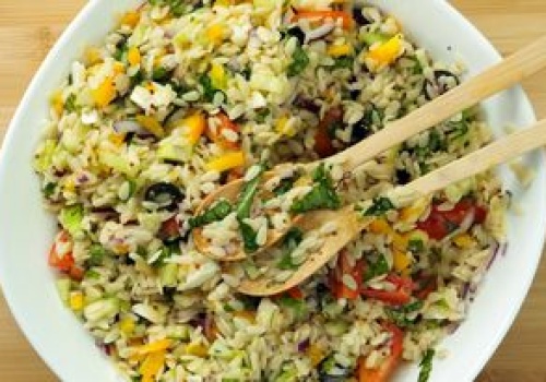 Lekka sałatka na pierwszy dzień wiosny. Nawet gdybyś zrobił ją w wannie, to zniknęłaby w mig