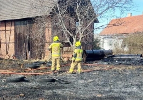 Ogień strawił szopę. Rozprzestrzenił się błyskawicznie