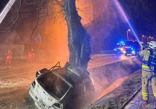 Osobówka spłonęła po uderzeniu w drzewo. Tragedia w Krakowie
