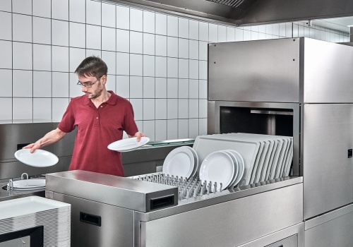 Wyposażenie kuchni hotelowej w zmywarkę gastronomiczną - na co zwrócić uwagę?
