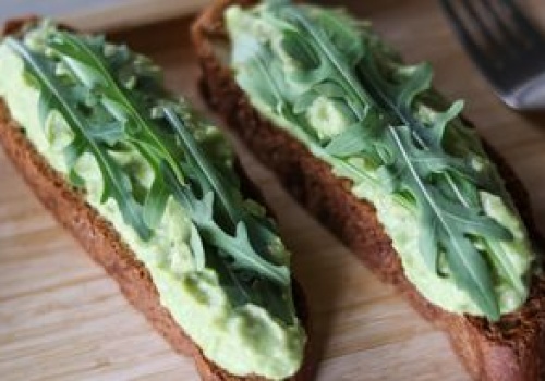 Biorę serek wiejski i awokado, a po chwili mam pyszną pastę. Używam jej do kanapek zamiast masła