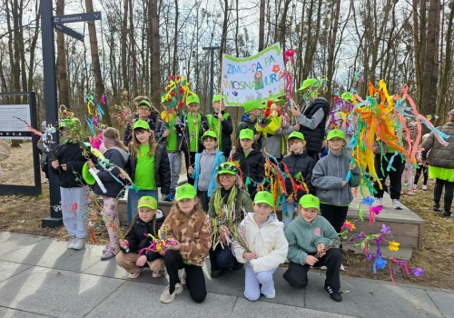 Radośnie powitali wiosnę. Kolorowy korowód i mnóstwo atrakcji w szkole.