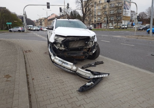 Z ostatniej chwili: Zderzenie aut na skrzyżowaniu. Obaj wjechali na zielonym? – foto