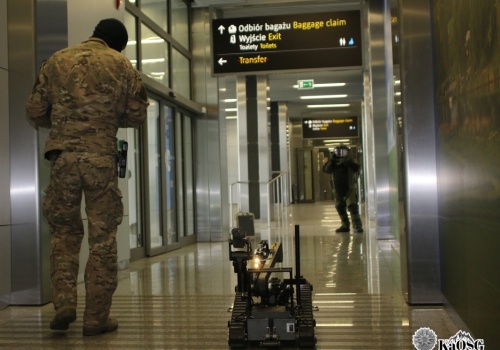 Mało zabawny żart na krakowskim lotnisku. Postawił na nogi służby, nigdzie nie poleciał