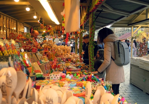 Na Wielkanoc do Polski. Samochodem czy samolotem – jakie koszty?