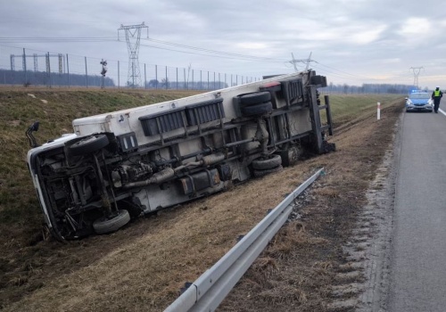 Ciężarówka w rowie po gwałtownym manewrze. Kierowca bez obrażeń, policja szuka ciemnego auta