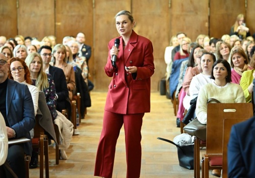 Koniec ze smartfonami w szkołach, więcej praktyki i wsparcie emocjonalne. Minister spotkała się z nauczycielami w Lęborku