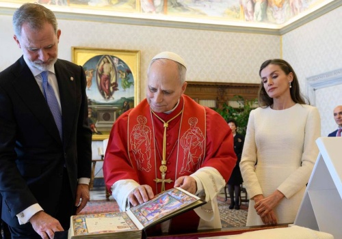 Strój królowej zwrócił uwagę. Tylko kilka kobiet może się tak ubrać na wizytę u papieża