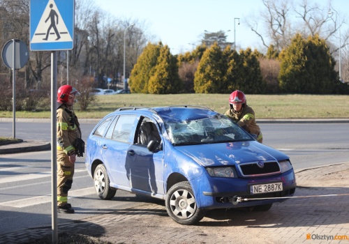 Groźne dachowanie na rondzie OKS w Olsztynie. 44-latek wymusił pierwszeństwo