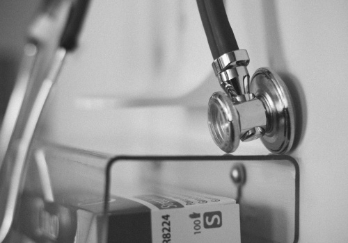 Wraca sprawa śmierci 29-latka na przystanku przy MSWiA. Lekarka z zarzutami, śledztwo nadal trwa