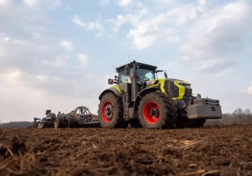 Claas Axion 9.450 jeszcze przed premierą trafił na ciężkie prace. Operatorzy już wiedzą swoje