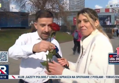 Klepacka zaskoczona na ulicy. Mężczyzna z różą okazał się znaną postacią