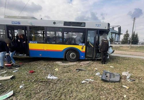Kierująca autobusem miejskim wymusiła pierwszeństwo i zderzyła się z osobówką. 7 osób trafiło do szpitala