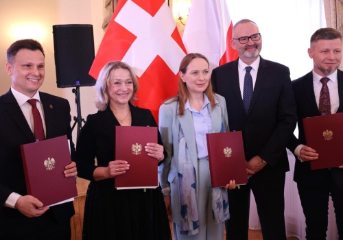 Szwajcarski miliard dzielony w Polsce. Podkarpackie trio bierze z tego aż 230 mln zł