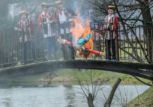 Topienie Marzanny – ludowy zwyczaj pożegnania zimy