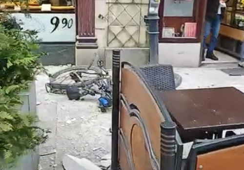 Fragment elewacji spadł na ogródki kawiarniane w centrum Krakowa