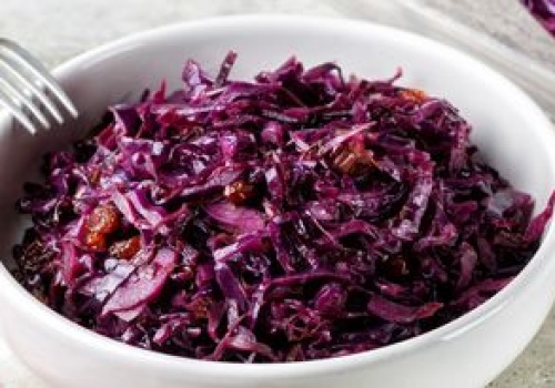 Do obiadu podaję surówkę z czerwonej kapusty. Smakuje jak 