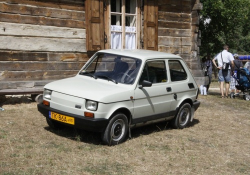 Wobec kryzysu paliwowego przebudował Fiata 126p – auto jeździ na węgiel drzewny