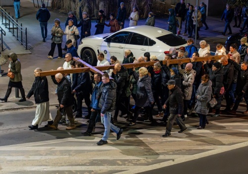 Ponieśli drewniany krzyż wzorem Chrystusa. Tak upamiętnili jego mękę