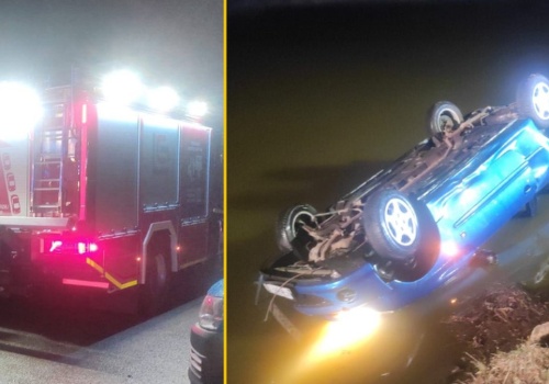 Samochód z czterema osobami dachował, po czym wpadł do zbiornika wodnego