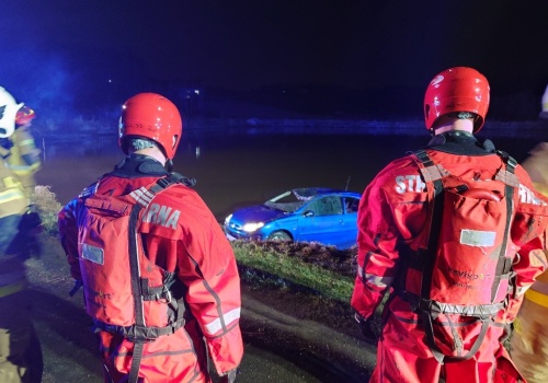 Z ostatniej chwili: Bestwina: Samochód wpadł do stawu i dachował! W aucie cztery osoby – foto