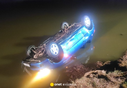 Auto wpadło do wody, w środku byli ludzie. Chwile grozy w piątkowy wieczór