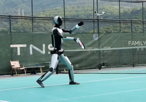 Chiński humanoid uczy się grać w tenisa w 5 godzin