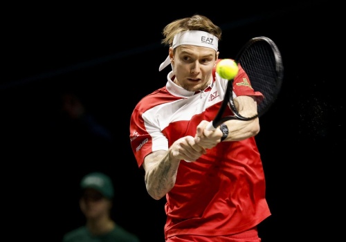 Trudny początek faworyta gospodarzy. Niespodziewane porażki gwiazdorów